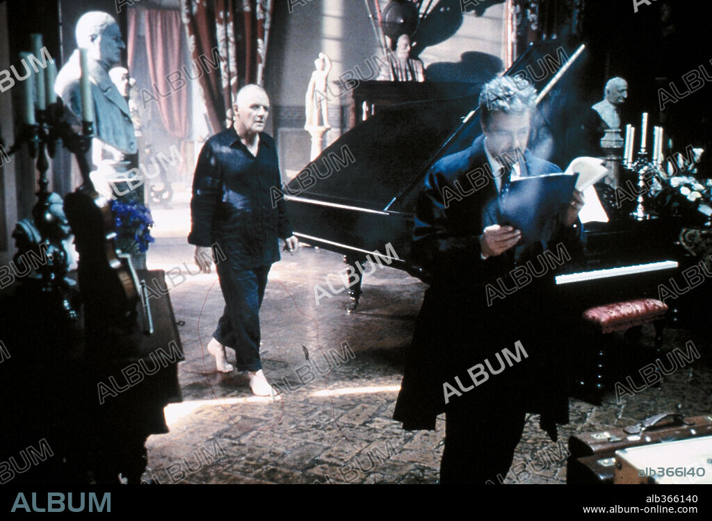 ANTHONY HOPKINS y GIANCARLO GIANNINI en HANNIBAL, 2001, dirigida por RIDLEY SCOTT. Copyright UNIVERSAL.