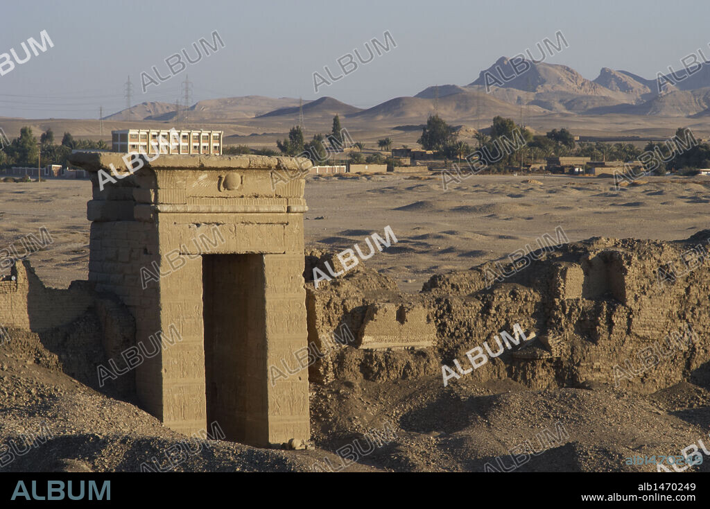 ARTE EGIPCIO. EGIPTO. TEMPLO DE HATHOR en DENDERA. Edificación de época ptolemaica o Lágida. Gran muro de adobe que rodea el recinto. Norte de Africa.
