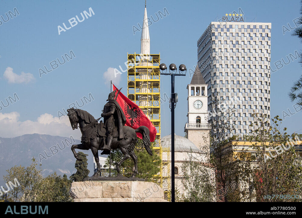 Albanien, 19.10.2018, Tirana, Skanderbeg-Platz mit Reiterstandbild des albanischen Nationalhelden Skanderbeg.  im Hintergrund das Luxushotel "The Palza Tirana Hotel", der historische Uhrturm und die Et'hem-Bey-Moschee.