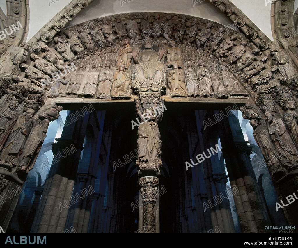 ARTE ROMANICO. ESPAÑA. S. XII. PORTICO DE LA GLORIA. Realizado en el 1188 por el Maestro Mateo. En el tímpano, CRISTO RESUCITADO con los CUATRO EVANGELISTAS y ANGELES CON ESCENAS DE LA PASION. Está rematado por los 24 ANCIANOS DEL APOCALIPSIS. En el centro, el PARTELUZ CON LA FIGURA DEL APOSTOL. Catedral de Santiago de Compostela. Provincia de A Coruña. Galicia.