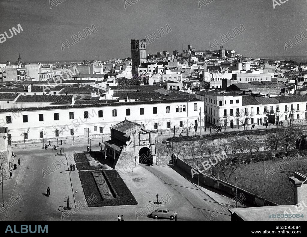 España. Extremadura. Vista panorámica de Badajoz. Fotografía, año 1950.