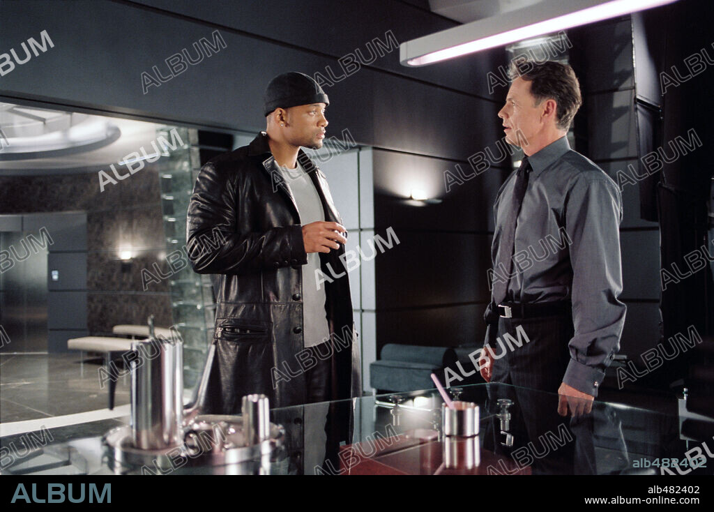 BRUCE GREENWOOD and WILL SMITH in I, ROBOT, 2004, directed by ALEX PROYAS. Copyright 20TH CENTURY FOX / GERLITZ, AVA V.