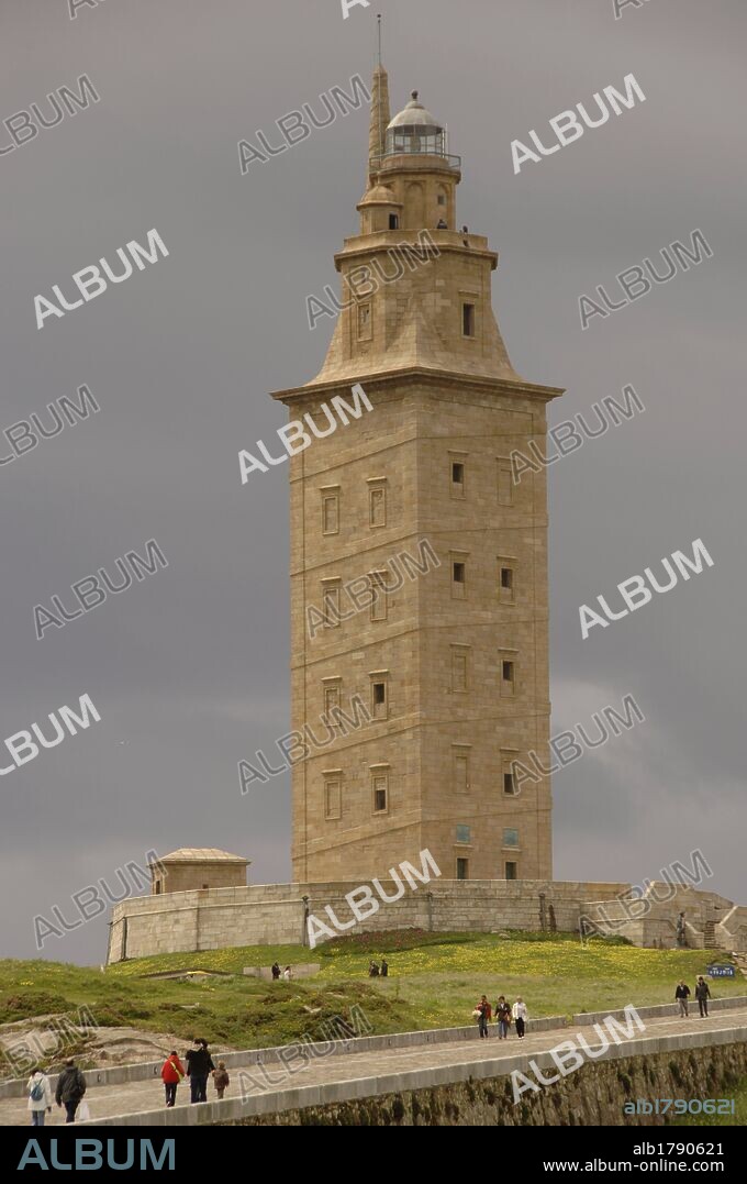 ARTE ROMANO. ESPAÑA. TORRE DE HERCULES. Aunque se desconoce su primitivo origen, fue reedificada en tiempos del emperador Trajano (s. II d. C.). El edificio actual fue restaurado por Eustaqui GIANNINI (1791). Es de planta cuadrada, tiene 58 m. de altura y permanece destinada a faro. Situada en la Punta de Orzán. A CORUÑA. Galicia.