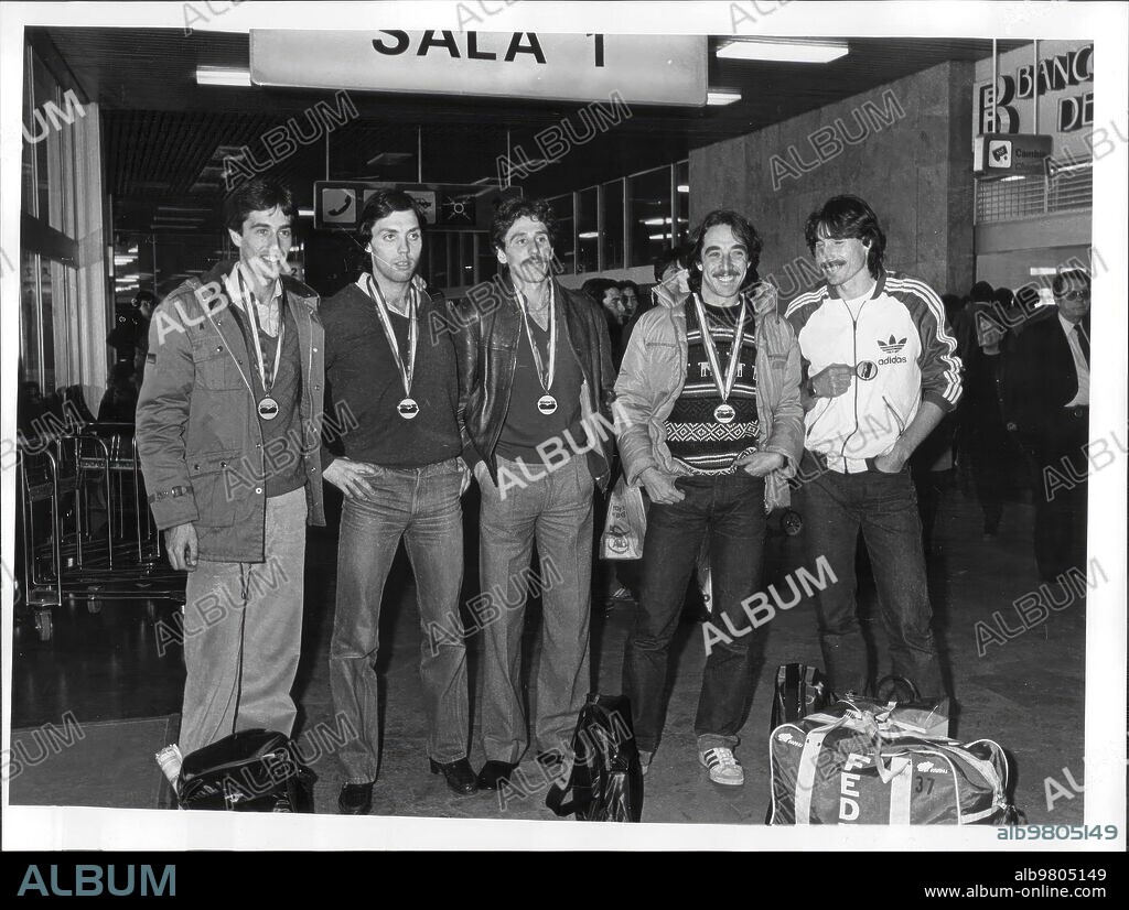Llegada A Barajas del equipo español de atletismo que Consiguió el 6 y 7 de marzo de 1982 cinco Medallas- dos de Oro, una de plata y dos de Bronce- en los Campeonatos Europeos en pista cubierta Celebrados en Milán. De izquierda A Derecha: José Manuel Abascal (Plata), Colomán Trabado (Bronce), José Luis González (Oro), Benjamin Gonzalez (Bronce) y Antonio Páez (Oro).