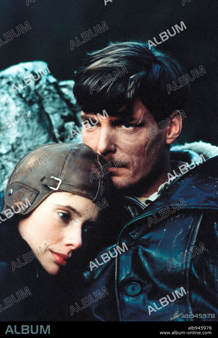 CHRISTOPHER REEVE y ROSANNA ARQUETTE en THE AVIATOR, 1985, dirigida por GEORGE MILLER. Copyright M.G.M/UNITED ARTIST.