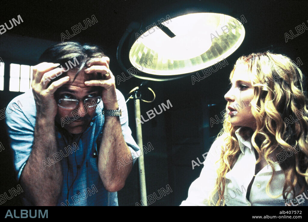 BRIAN YUZNA y ELSA PATAKY en BEYOND RE-ANIMATOR, 2003, dirigida por BRIAN YUZNA. Copyright FANTASTIC FACTORY/FILMAX / GELLER, NICOLAS.