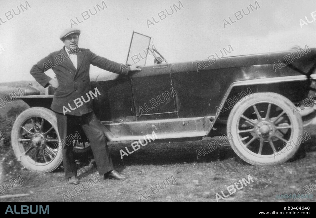 Göteborg 1924 - August Andersson född 1893 - här stolt ägare till nyinköpt bil av okänt fabrikat *** Local Caption *** . KAMERAREPORTAGE.