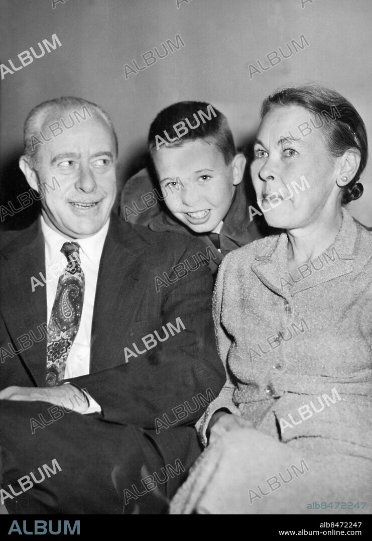 Orig. bildtext... Nobelpristagaren i fysik Dr. Walter Brattain kom på torsdagskvällen till Sthlm. med sin fru Keren och 13-åriga sonen William. Anm. Nobelpriset i fysik 1956 (tillsammans med William Shockley och John Bardeen). persons: Keren Brattain ;Walter Brattain ;William Brattain sites: STOCKHOLM ;SVERIGE ;USA*.