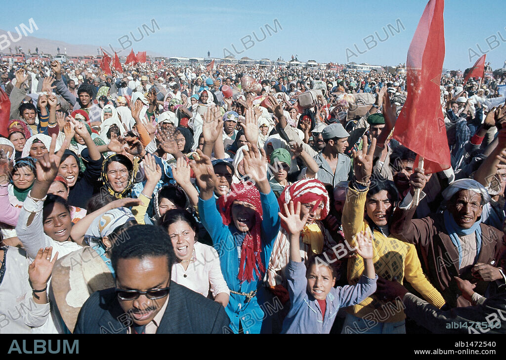 "MARCHA VERDE". Organizada por el rey Hassan II de Marruecos, una gran multitud de marroquíes marcharon con el propósito de invadir el territorio del Sahara español (octubre de 1975) .