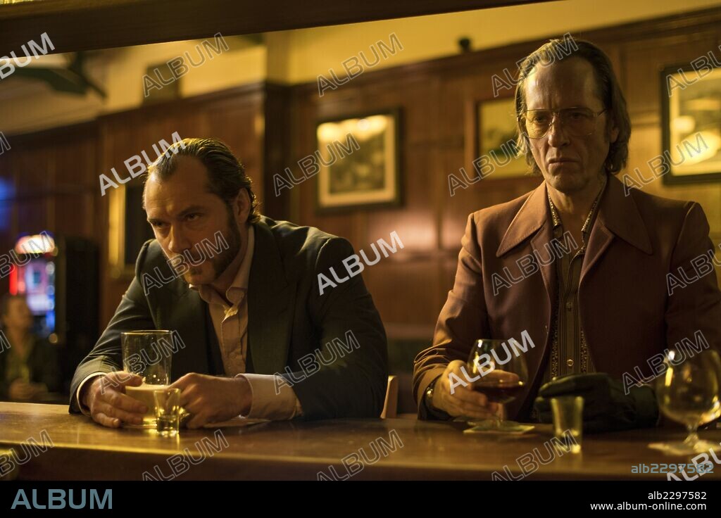 JUDE LAW and RICHARD E. GRANT in DOM HEMINGWAY, 2013, directed by RICHARD SHEPARD. Copyright RECORDED PICTURE COMPANY.
