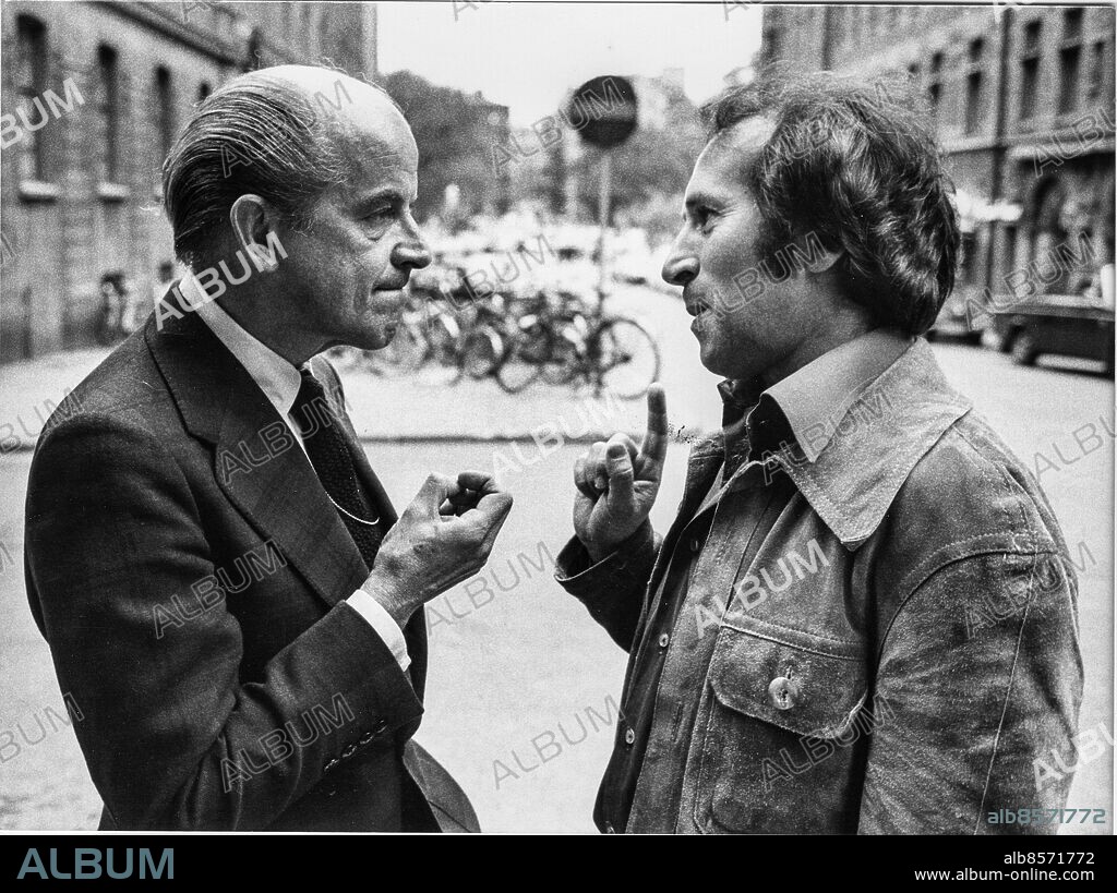 ARKIV STOCKHOLM 1976 Skådespelaren Ingvar Kjellson med dramatikern Arnold Wesker i Stockholm 1976 i samband med uppförandet av Weskers pjäs Köpmannen på Dramaten i oktober 1976. Ingvar Kjellson har avlidit den 18 december 2014.. Foto Gunnar Lundmark / SvD / TT kod 11014.