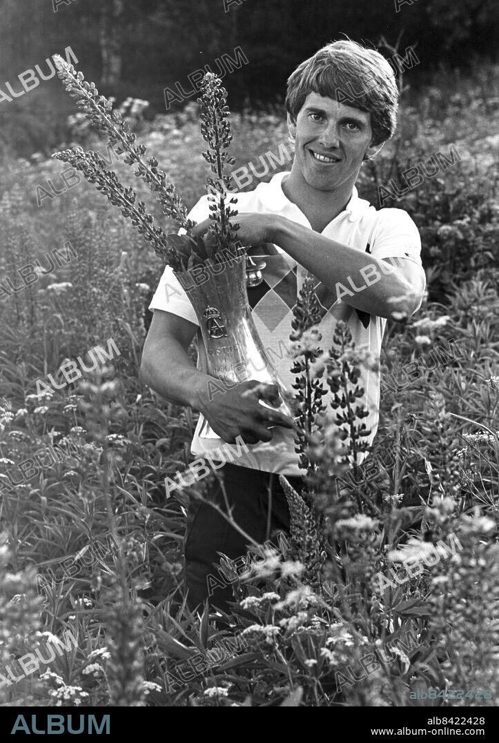 Göteborg 1983-06-20. En blomstrande äng (kalla Änglamark om ni vill), en cupbuckla och en målvaktsängel som hållit nollan genom hela turneringen. Thomas Wernerson tar gärna ut Gustaf Adolfs pokal i det fria och fyller den med lupiner.. Foto: Lasse Jansson / Expressen / TT / Kod: 22. ** AFTONBLADET OUT **.