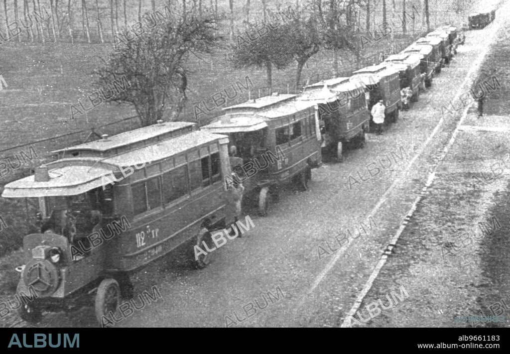 'Au Volant; les autobus de Paris affectes aux transports de troupes', 1918. From "L'Album de la Guerre 1914-1919, Volume 2" [L'Illustration, Paris, 1924].