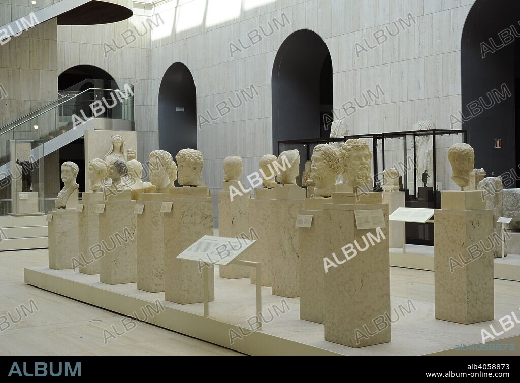 Museo Arqueológico Nacional. Interior de una sala con bustos romanos. Madrid. España.