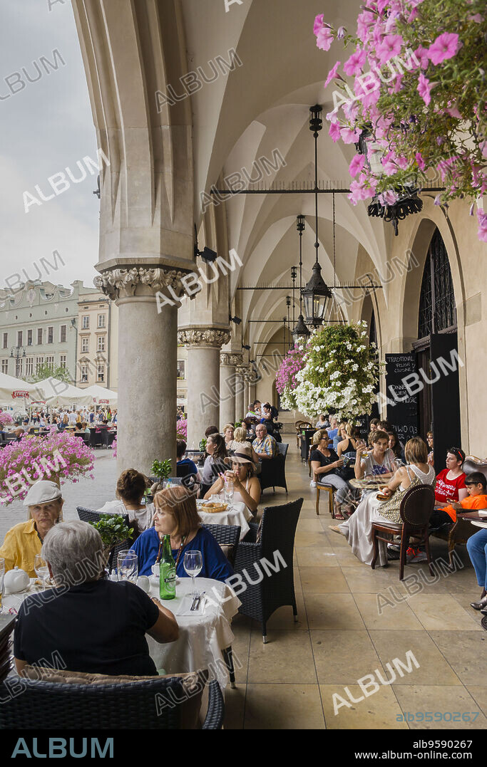 cafeterias de Sukiennice,Rynek Gówny , plaza del mercado, Cracovia , voivodato de Pequeña Polonia,Polonia, eastern europe.
