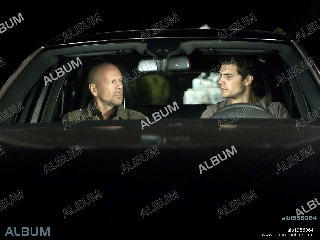 BRUCE WILLIS y HENRY CAVILL en LA FRIA LUZ DEL DIA, 2012 (THE COLD LIGHT OF DAY), dirigida por MABROUK EL MECHRI. Copyright INTREPID PICTURES / Cortesía.