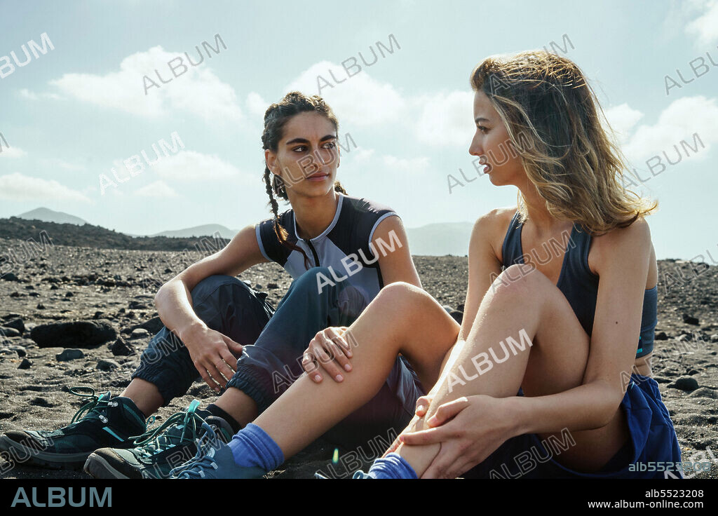 AMAIA ABERASTURI y BEGOÑA VARGAS en BIENVENIDOS A EDEN, 2022, dirigida por DANIEL BENMAYOR. Copyright Brutal Media.