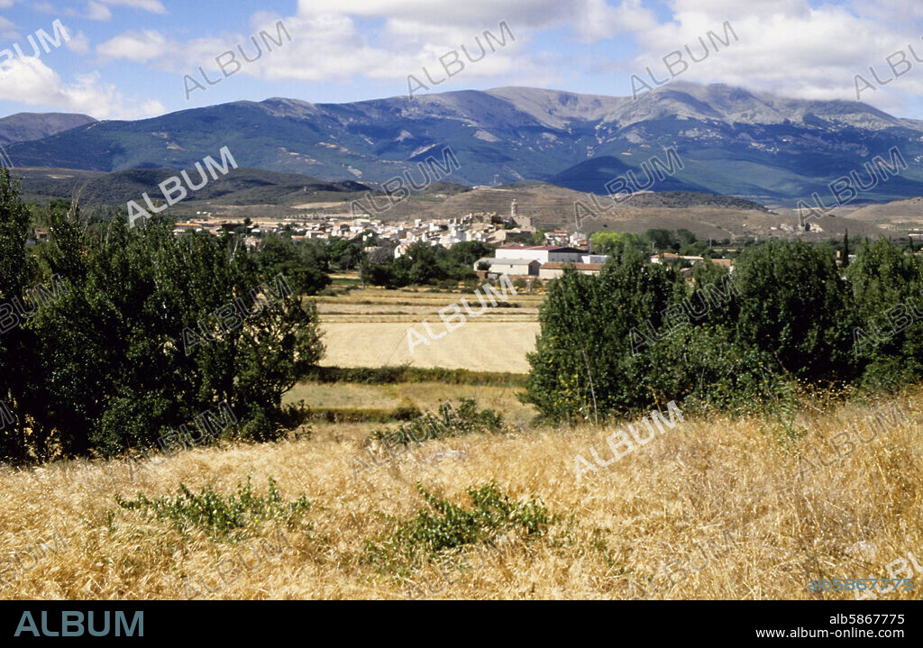 Campo de Borja: Vera de Moncayo y macizo del Moncayo al fondo (comarca y D.O. Campo de Borja).