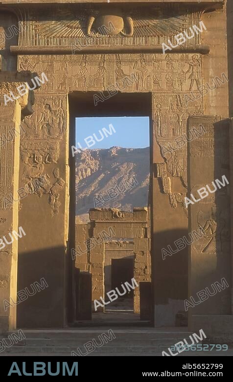 Madinat Habu (Egypt), Mortuary Temple of Ramses III. (20th dynasty, 1184-1153 BC). Partial view: gate. Photo, undat.