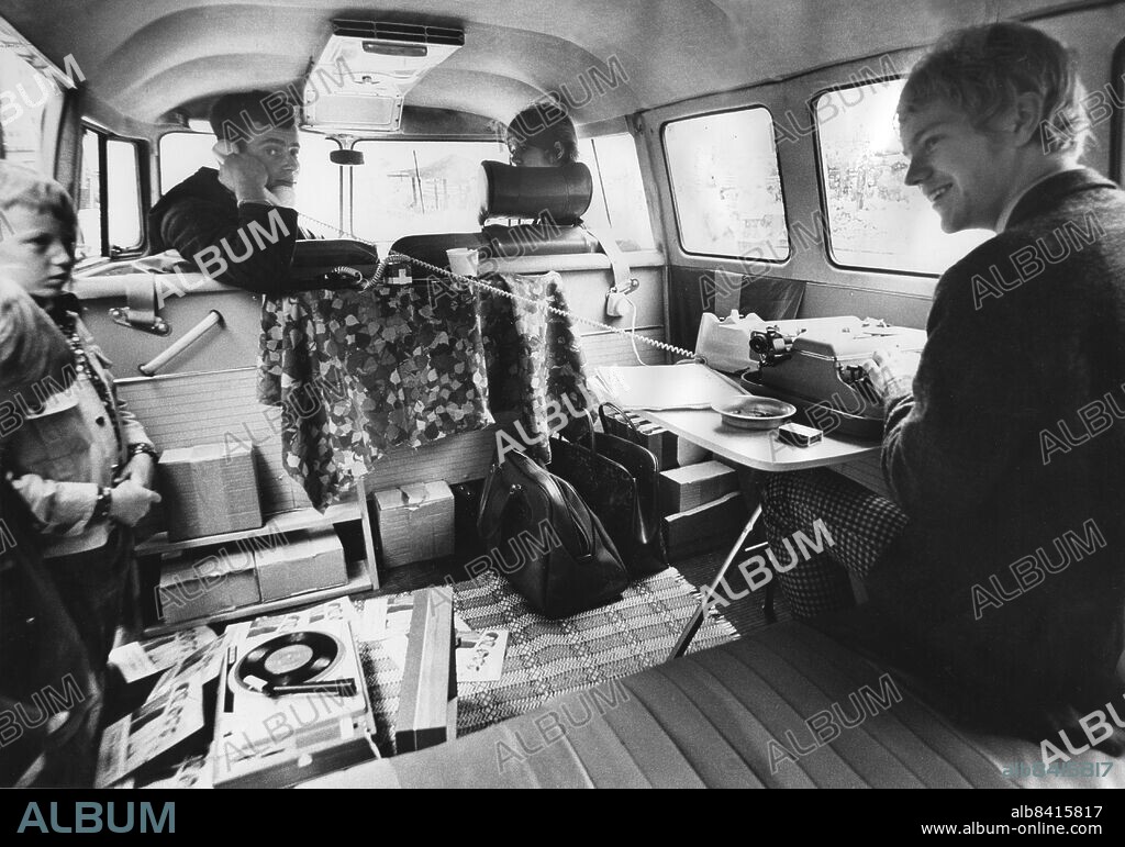 STOCKHOLM 1967-08-17. orginal bildtext...... Jan Goldman (t.v) svarar i telefon, Carl Gunnar Rydén vaktar walkie-talkien. Bosse Johansson skriver en ordersedel, smågrabbar lyssnar - allt på samma gång i Ploy records rullande lokal, en Volkswagenbuss. Ploy Records- Sveriges nyaste skivbolag - är landets enda företag på hjul. De sköter sin verksamhet från två Volkswagenbussar. Direktör, chaufför och energispruta är Jan Goldman, 22. Ploy records matchar huvudsakligen ett band: Keeners från Stockholm. Består av Bosse Johansson, 16, Eye Bugge, 18, Lars Engberg, 17, Carl Gunnar Rydén, 16 och Clas Göran Brissman, 16. Alla hjälper till att sköta skivbolaget också. Grabbarna åker omkring i innerstaden och förorterna. Spelar sin singel "This hammer" på torg och gator. Lockar nyfikna. Får order från musikaffärer via walkie-talkie och Rosita Johansson, 19, som sitter i Hägersten och svarar i telefon.. Foto: Göran Blom / Expressen / SCANPIX kod 192. **** ARKIVBILD **** AB OUT ****.