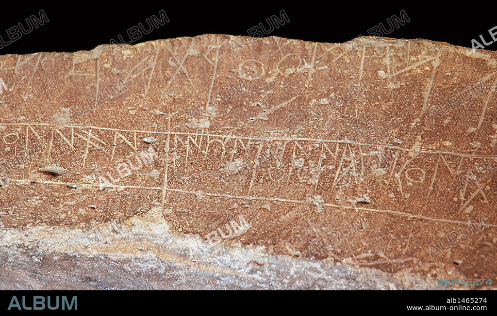 ARTE TARTESO. ESPAÑA. MONOLITO con inscripciones íbero-tartésicas (siglo VII a. C.) descubierto en Siruela. Detalle. Museo Arqueológico de Badajoz. BADAJOZ. Extremadura.