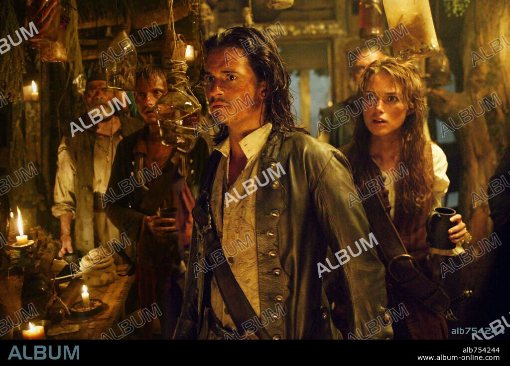 KEIRA KNIGHTLEY und ORLANDO BLOOM in PIRATES OF THE CARIBBEAN: DEAD MAN'S CHEST, 2006, unter der Regie von GORE VERBINSKI. Copyright DISNEY ENTERPRISES.