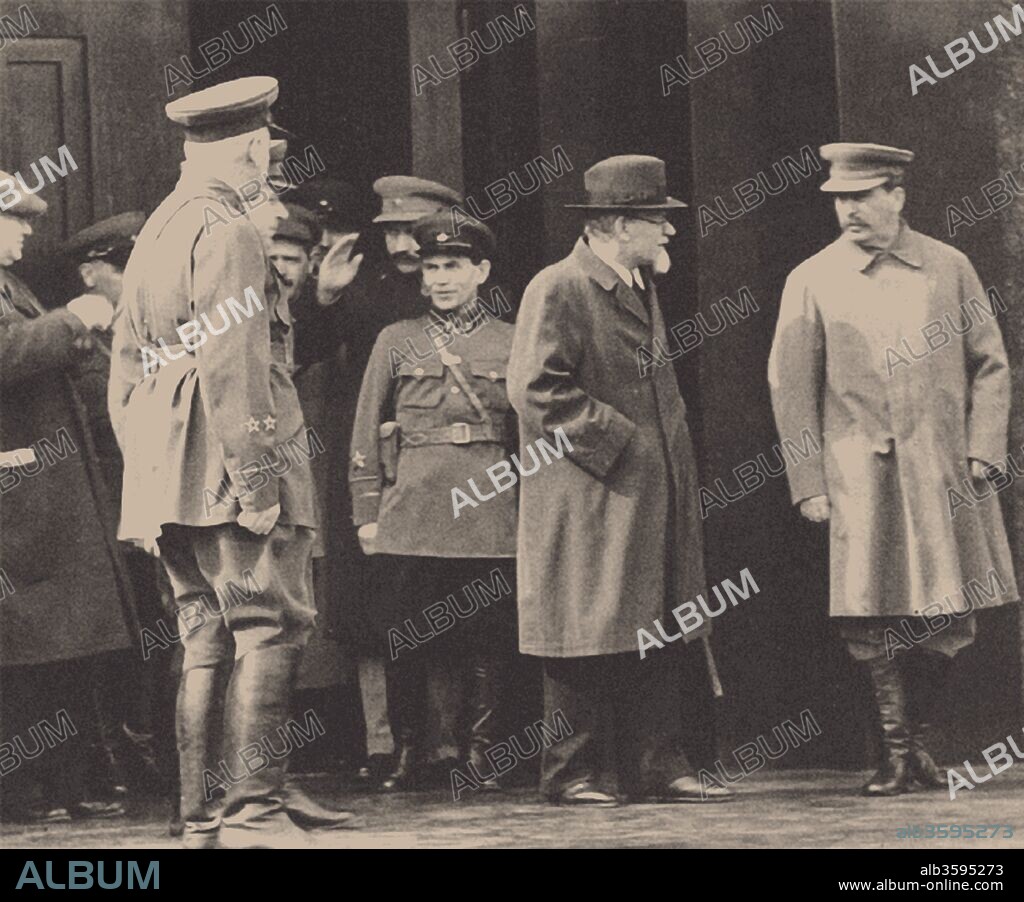 ANÓNIMO. Nikolai Yezhov, Stalin and Kalinin at the Lenin's Mausoleum.