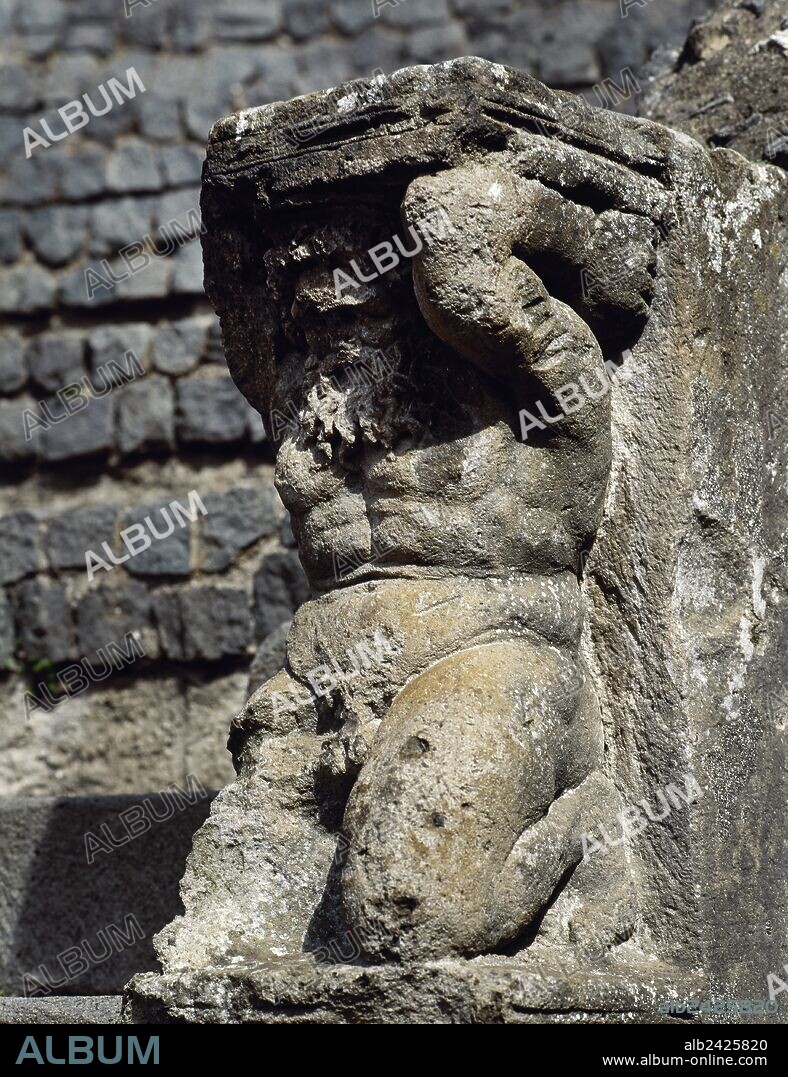 ARTE ROMANO. ITALIA. Detalle escultórico del "TELAMON" de toba esculpido en el extremo del parapeto que dividía la "IMA CAVEA" de la "SUMA CAVEA" y la "MEDIA CAVEA" (siglo I d. C.). ODEON o PEQUEÑO TEATRO. POMPEYA. La Campania.