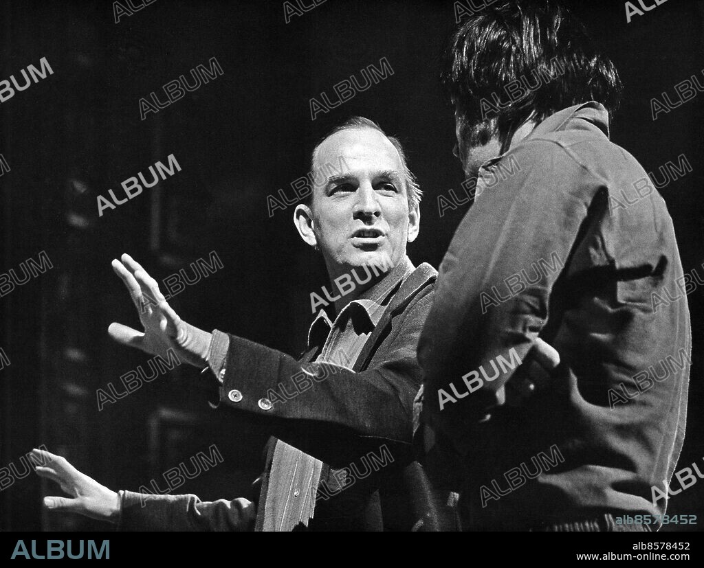 STOCKHOLM 1969-02-20. Regissör Ingmar Bergman (tv) ger regi till skådespelaren Tommy Berggren under Dramatens repetitioner av Georg Büchner pjäs "Woyzeck ". För första gången har Dramatens stora scen offentliga repetitioner.. Foto: Jan Collsiöö / Pressens Bild / TT / Kod: 1001.