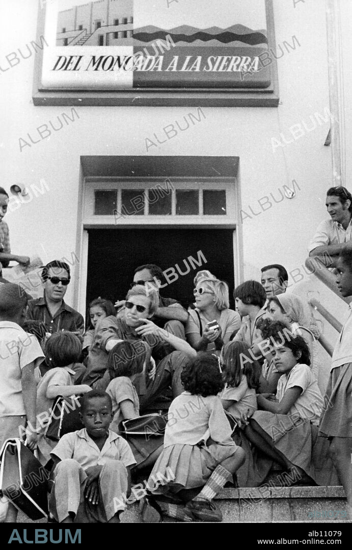 José Agustín Goytisolo con grupo de intelectuales. Cuba, 1962.