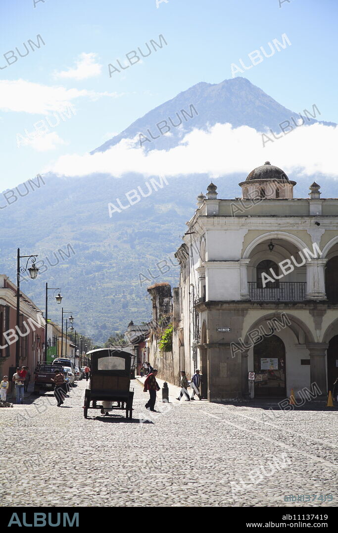 Parque Central (Central Park), Plaza, with the volcano Vulcan Agua behind, Antigua, Guatemala, Central America.