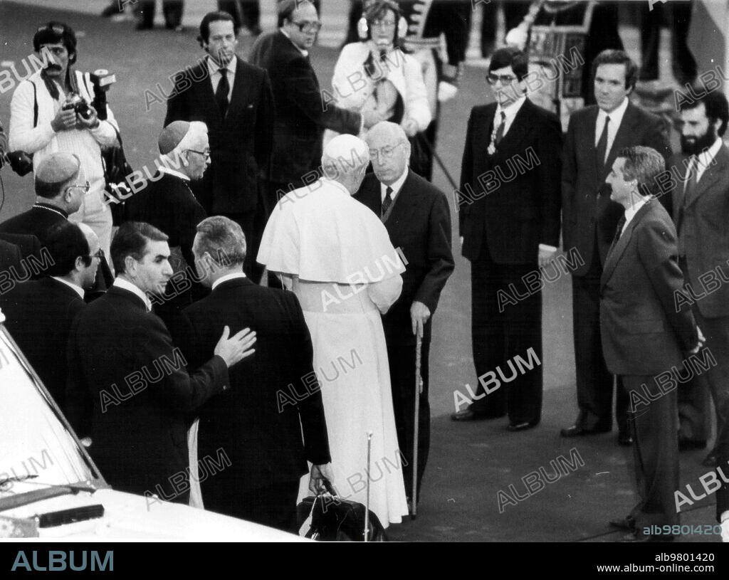 Madrid, 31/10/1982. Juan Pablo II en España. En la imagen, Enrique Tierno Galván, alcalde de Madrid, le da la bienvenida en la Plaza de Gregorio Marañón.