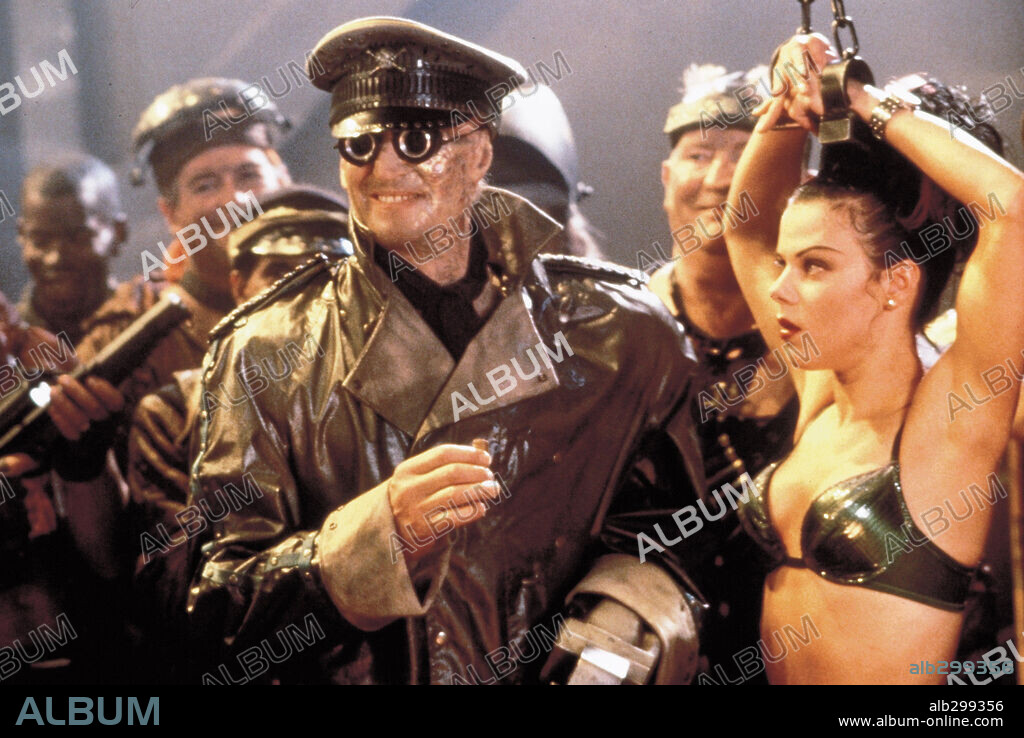 BRYAN BROWN y DEBI MAZAR en SPACE TRUCKERS: TRANSPORTE ESPACIAL, 1996 (SPACE TRUCKERS), dirigida por STUART GORDON.