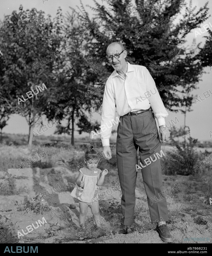 ABUELO Y NIETA - FOTOGRAFIA EN BLANCO Y NEGRO - AÑOS 60.