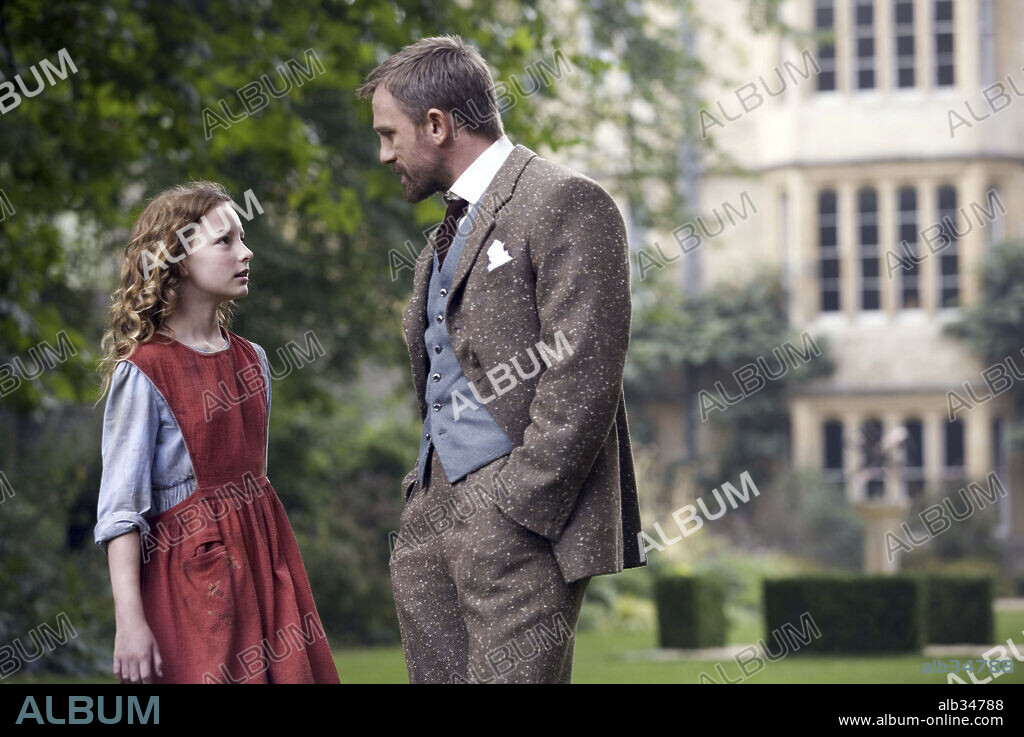 DAKOTA BLUE RICHARDS and DANIEL CRAIG in THE GOLDEN COMPASS, 2007, directed by CHRIS WEITZ. Copyright NEW LINE CINEMA/SCHOLASTIC PRODUCTIONS/DEPTH OF FIELD/INGENI.