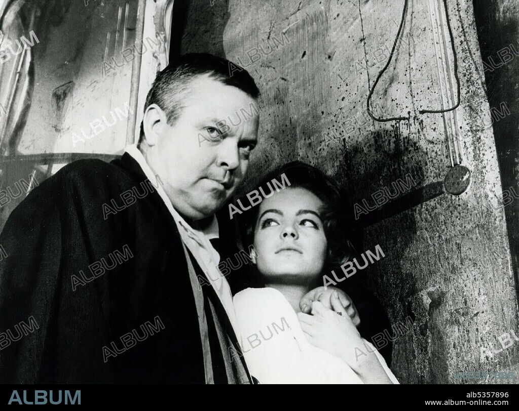 ORSON WELLES and ROMY SCHNEIDER in THE TRIAL, 1962 (LE PROCES), directed by ORSON WELLES. Copyright PARIS EUROPA/FICIT/HISA.
