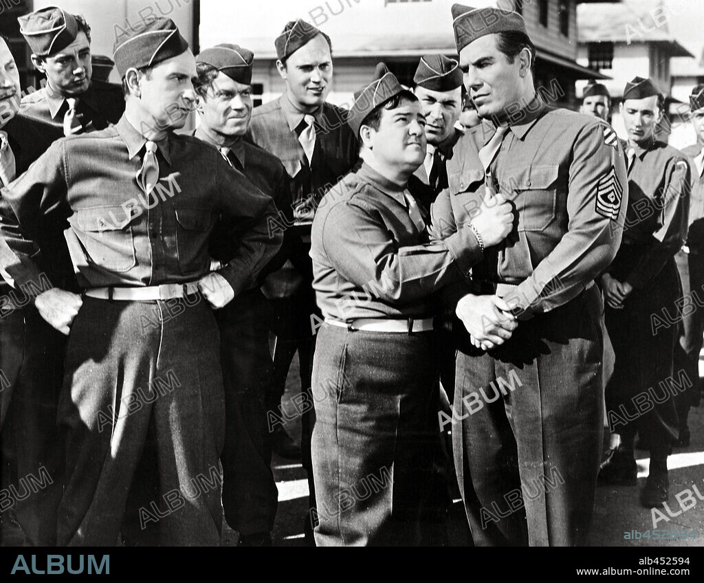 BUD ABBOTT, LOU COSTELLO y NAT PENDLETON en RECLUTAS, 1941 (BUCK PRIVATES), dirigida por ARTHUR LUBIN. Copyright UNIVERSAL INTERNATIONAL.