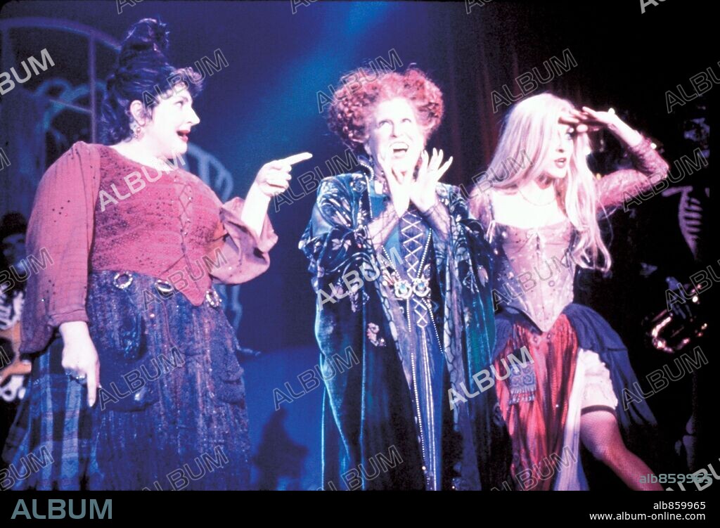 BETTE MIDLER, KATHY NAJIMY und SARAH JESSICA PARKER in HOCUS POCUS - DREI ZAUBERHAFTE HEXEN, 1993 (HOCUS POCUS), unter der Regie von KENNY ORTEGA. Copyright WALT DISNEY PRODUCTIONS.