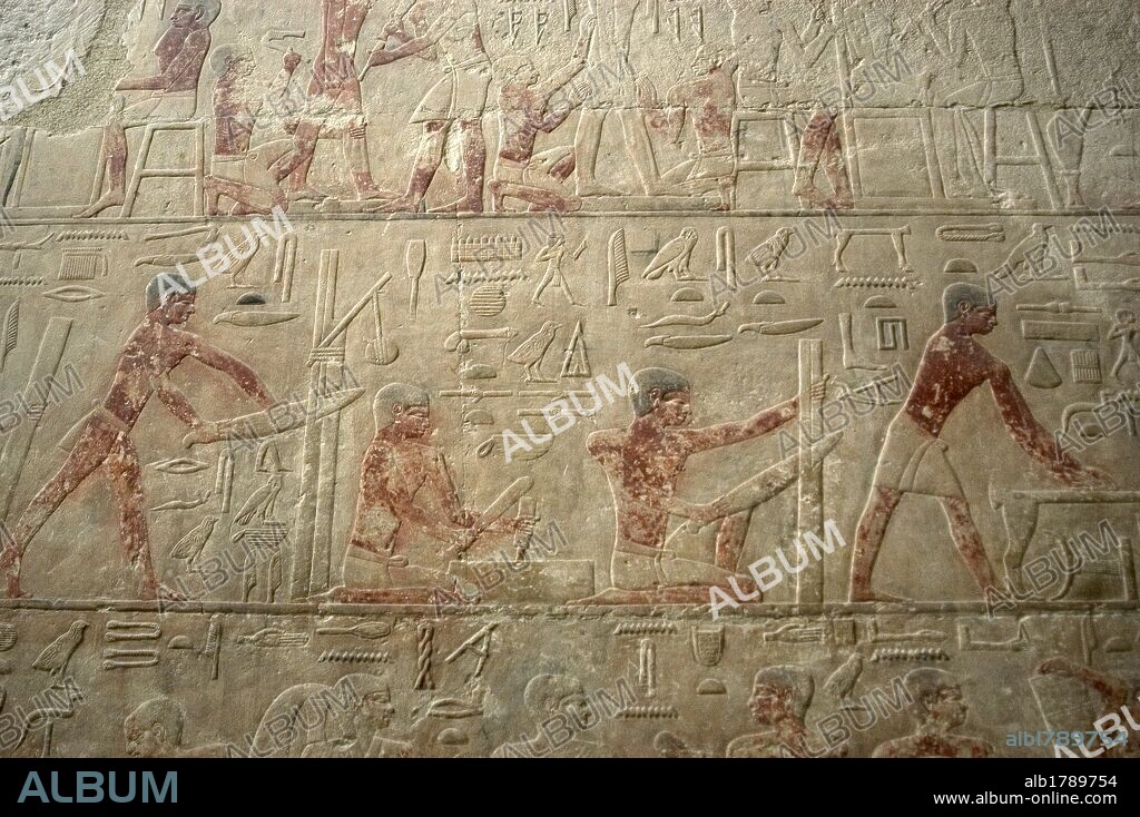 ARTE EGIPCIO. EGIPTO. Relieves policromados del interior de la MASTABA DE TI. Importante personaje de la corte de finales V DINASTIA. IMPERIO ANTIGUO. Escena de ARTESANOS cortando madera. NECROPOLIS DE SAKKARA.