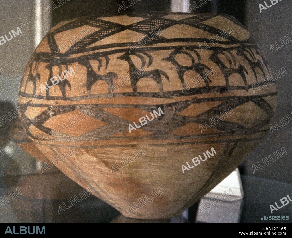 PREHISTORIA. IRAN. VASIJA DE CERAMICA decorada con dibujos geométricos y un friso central con decoración zoomorfa representando CABRAS. Fechada en el V milenio antes de Cristo. Procede de Ismail Abad (Zandján), al norte de Irán. Museo Arqueológico Nacional. Teherán. República Islámica de Irán.