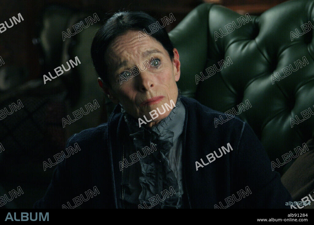 GERALDINE CHAPLIN en EL ORFANATO, 2007, dirigida por JUAN ANTONIO BAYONA. Copyright ESTA VIVO! LABORATORIO DE NUEVOS TALENTOS/ ESTUDIOS PICASSO.