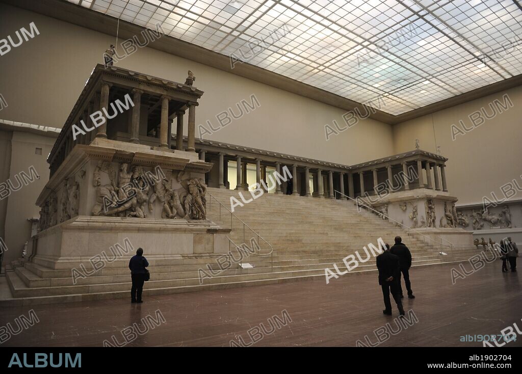 MUSEO DE PERGAMO. Visitantes contemplando el ALTAR DE ZEUS O ALTAR DE PERGAMO, construído por orden de Eumenes II Sóter entre el 164 y 156 a. C. Museo de Pérgamo. BERLIN. Alemania.