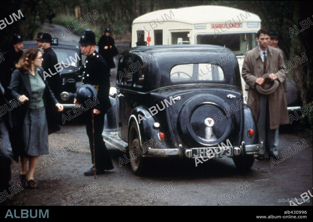 DOUGRAY SCOTT and KATE WINSLET in ENIGMA, 2001, directed by MICHAEL APTED. Copyright JAGGED FILMS/INTERMEDIA FILM EQUITIES/BROADWAY PICT/SENATOR.