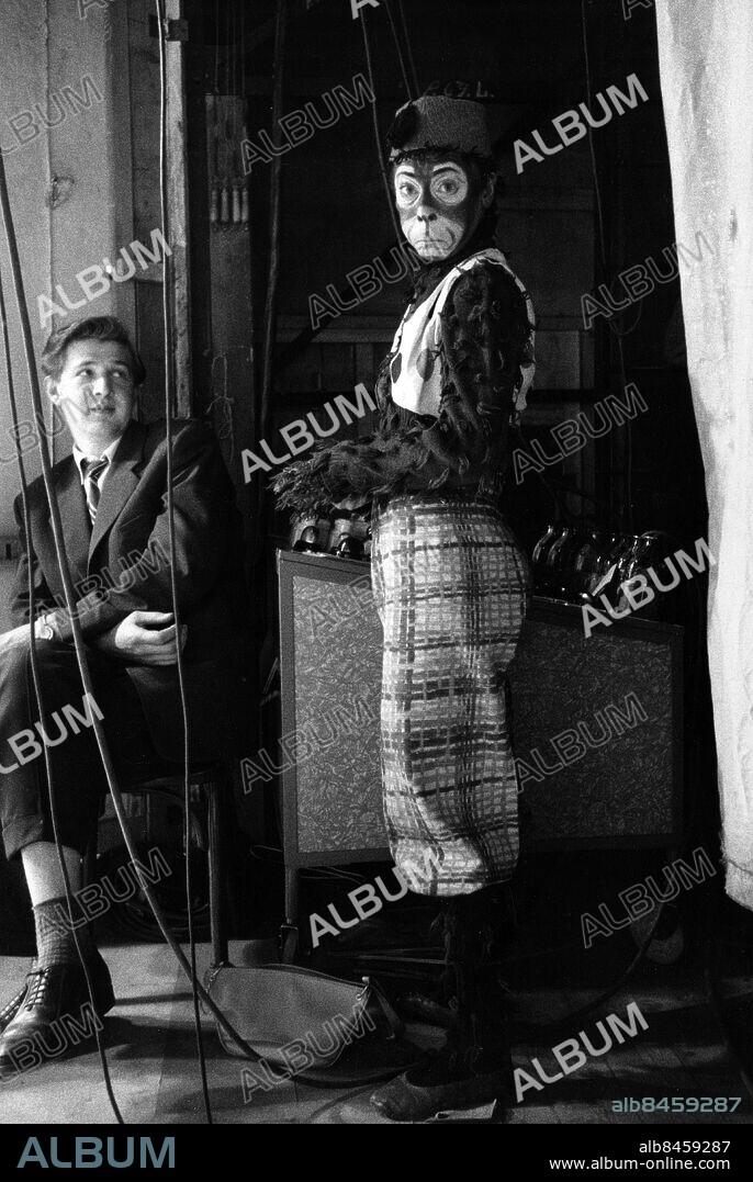 ARKIV STOCKHOLM 1956-09-26. SIGGES CIRKUS.. Barnprogram i TV med Sigge Fürst.. Sänt under säsongen 1956.. Här ses Marrit Ohlsson, skådespelare och dansare, som Archibald.. Foto: Bertil S-son Åberg / SVT / Kod: 5600. RiR 13083 sv/v. Mapp: TV-Barnprogram Sigge cirkus.