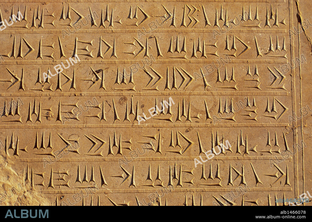 IMPERIO PERSA. PERIODO AQUEMENIDA. Escritura cuneiforme (S. V aC), en una pared del Palacio de Persépolis (Takht-e-Jamshid), ciudad palaciega iniciada en el año 518 aC por orden de Darío I y destruída por Alejandro Magno en el 331 aC. Actual República Islámica de Irán.