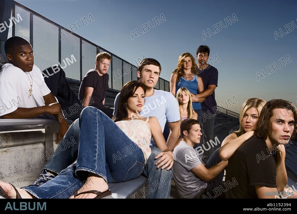 ADRIANNE PALICKI, AIMEE TEEGARDEN, CONNIE BRITTON, GAIUS CHARLES, JESSE PLEMONS, KYLE CHANDLER, MINKA KELLY, SCOTT PORTER, TAYLOR KITSCH und ZACH GILFORD in FRIDAY NIGHT LIGHTS, 2006, unter der Regie von PETER BERG. Copyright NBC Universal television/Imagine Television.