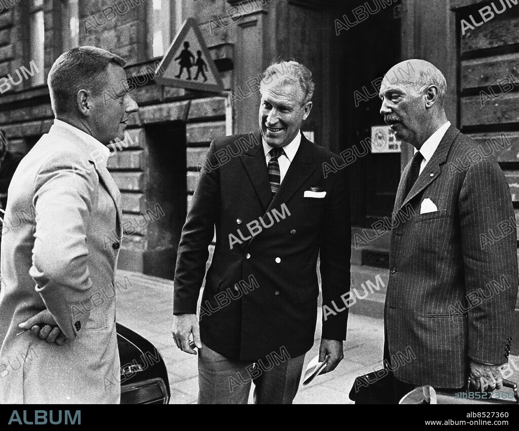 ARKIV 1970-08-30. Dr S O Lindholm, riksmordkommissionens chef, kommissarie Sten Sture Sandberg och länsåklagare Otto Meijer utanför rättegångslokalen 30:e augusti 1970 i samband med mordet på Ulla Höglund. När rättsläkaren kom till rätten och förklarade att han utifrån sina iakttagelser vid obduktionen av mordoffret kunde säga att mordoffrets man Irwing Höglund var oskyldig. Då tappade länsåklagare Otto Meijer masken. Den rättegångsdagen avslutades med att åklagaren och rättsläkaren drabbades samman i åklagarrummet. I en timmes tid skällde de på varandra. Sedan kom de ut och verkade vara vänner. Det var ett av de dramatiska inslagen i8 rättegången och åklagarens första verkligt stora motgång. Ulla Höglund 29 år hittades mördad under en gran i ett skogsparti nära landsvägen utanför Hallinge 4:e juni 1970, Ulla försvann från sitt hem i Södertälje 20:e maj 1970 i samband med att hon skjutsade sin man Irwing till en kvällslektion. Irwing Hölund var tidigt misstänkt för mordet på sin fru men släpptes då det visade sig att han hade alibi vid mordtillfället.. Foto: Olle Wester / XP / SCANPIX SWEDEN / Kod: 44. **AFTONBLADET OUT**.