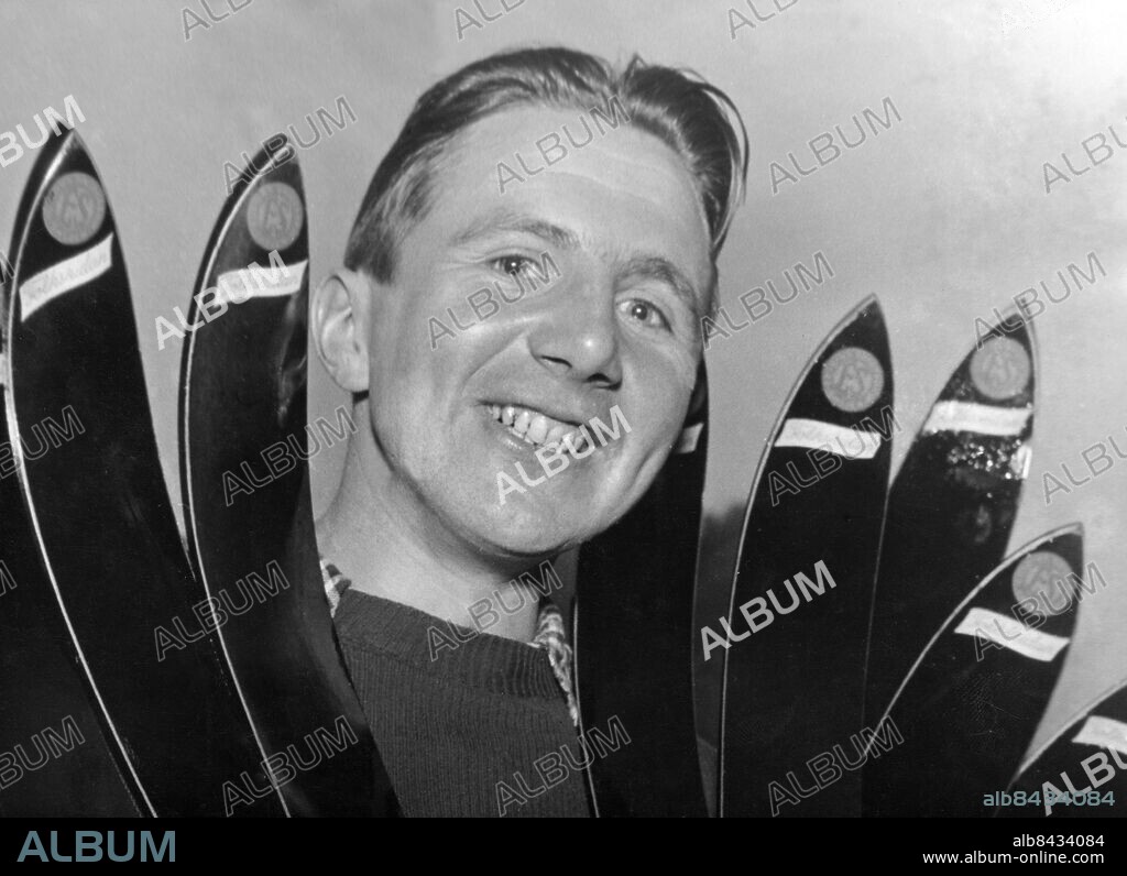 SKELLEFTEÅ 1946-02-19. Nils "Mora-Nisse" Karlsson, skidåkare, som hade den snabbaste tiden, 34,23, på 3:e sträckan i SM-stafetten i Skellefteå. Tiden räckte dock ej till att ta in Harald Erikssons, Umeå, försprång.. Foto: AB Text & Bilder / SVT / Kod: 5600. Mapp: Karlsson, Mora-Nisse Privat o. diverse -A. Skidor Leende.