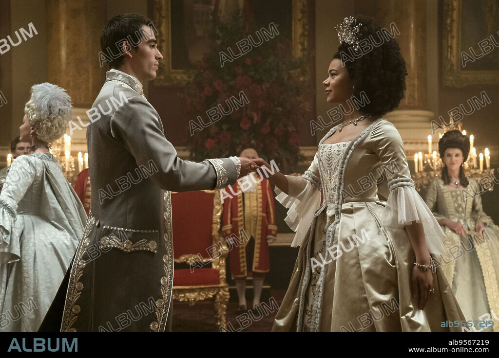 COREY MYLCHREEST y INDIA AMARTEIFIO en REINA CARLOTA, LA: UNA HISTORIA DE LOS BRIDGERTON, 2023 (QUEEN CHARLOTTE: A BRIDGERTON STORY), dirigida por TOM VERICA. Copyright Shondaland.