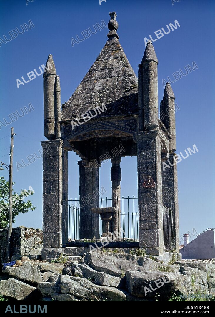 CRUCERO DE LA SANTISIMA TRINIDAD CON TEMPLETE BALDAQUINO DE PIEDRA ESTILO RENACENTISTA DE 8 METROS DE ALTURA - FOTO AÑOS 60.
